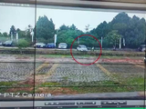 停车场一“老头乐”溜车多人拦车未果，一男子冲到车前截停车辆