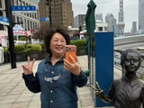 黄晓明带爸妈上海旅游也得拍游客照，分享让时间变长的方法！适老化旅游怎么玩