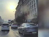 吉林一轿车快速冲过斑马线，行人险被撞当场吓懵！交警通报