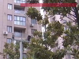 女子和男友吵架，一怒之下从18楼扔下2辆自行车，砸坏楼下停放的电瓶车