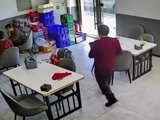 野猪撞碎玻璃门进烧烤店，转一圈后又跑走 店主：万幸没有伤人