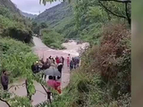 父亲驾三轮车接俩儿子放学，未听劝阻涉水3人遇难，目击者：家里还有个动不了的老母亲