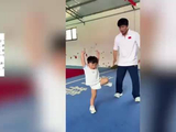 2岁半萌娃穿尿不湿练武术，连翻8个侧空翻惊艳全场，父母均为武术教练