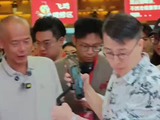 莫氏鸡煲第一家分店试营业，顾客冒雨捧场，叫号小哥忙到崩溃
