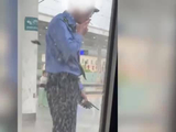 乘客拍到一铁路工作人员在站台抽烟，当事人道歉：烟瘾犯了