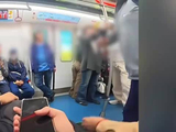 女子坐地铁爱心专座被大爷强行拖拽，衣服都拽坏了！地铁回应：让座全凭个人意愿