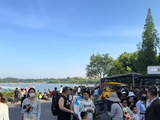 玄武湖700条游船全出动了！网友：南京鸭子一半在桌上，一半在湖上