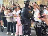深圳旅游的隐藏彩蛋！街头偶遇机器人与特警一同巡逻 科幻电影实时上演