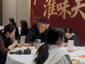 奥体餐厅店销售额超平时两倍，顾客太多觉得拼桌更热闹