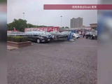 山东滨州突遇强风，车展桁架被吹倒砸到多辆新车，目击者回应