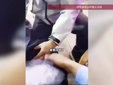 父亲病危过世，弟弟突然情绪崩溃倒地大哭，民警赶紧护住他并安慰
