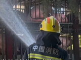 一车生猪中暑，司机求助消防员