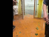 实拍山东淄博狂风暴雨雷声滚滚，有市民接了一桶冰雹