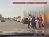 婚车头车超时“跑路”，新人被丢高速口，宾利大哥救场送亲：成人之美心里也高兴