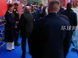阅兵仪式结束后普京离开主席台，警卫手提黑色手提箱护卫左右