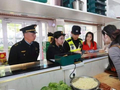 外卖后厨“云直播”，违规操作抓现形！网络餐饮新规落地让市民“点得更放心”