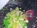 男子为鉴别饭店预制菜，要求炒菜不放盐、麻婆豆腐切成三角形，称现炒菜才能灵活定制，听到店员说做不了后，立马起身走人