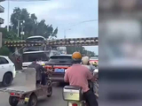 湛江一双层大巴撞上限高架被“削头”，车头和二层客座受损变形！当地应急管理局回应