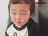 妈妈带双胞胎妹妹出门，姐姐落单伤心“妈妈不喜欢我”，爸爸一句话化解