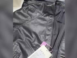 顾客网购衣服穿两天就退货，痕迹明显、吊牌防拆扣被剪，坚称没穿过 掌闻视讯