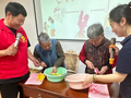 志愿者来到这家养老院，为“爸妈”们送上大礼