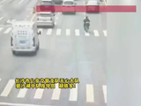 “我以为他是来抢运钞车的”，长沙一男子醉驾闯红灯撞翻运钞车，交警回应