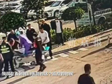 最美一跪！太原老人路边突发疾病，女护士跪平车上施救至苏醒