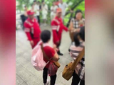 杭州天下第一财神庙，4位大妈背同款背包上山烧纸，被游客拍下后举报纵火