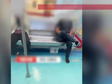 “你过来啊”男子地铁上骚扰女生，让其坐身边加联系方式，地铁客服回应