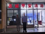 女子醉酒后强邀邻桌男子拼酒，遭拒后心生不满言语辱骂，警方赶到时还在骂