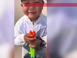 “他能不能卖完啊”，7岁男孩坚持要买两把水枪，妈妈看到残疾卖货大叔后瞬间泪目