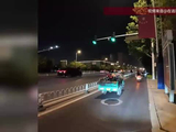 卖菜大姨三轮车熄火，外卖小哥用绳子帮她拉车护送回家：外卖啥时候都能送