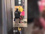 22岁妈妈带2岁孩子送外卖情绪崩溃，当街拉扯孩子，知情人称当地相关部门已介入