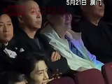 肖战领奖时两度鞠躬双手接奖