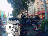 男子忘拉手刹下车就走，车慢慢后溜，回头一看慌了：慌忙用手硬顶住