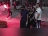 法国多地爆发骚乱，现场球迷用加特林烟花对抗警察，火星四射堪比战场，多家店铺遭洗劫，已有780人被拘，马克龙谴责：我们受够了
