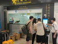两分钟验核十几件免税品！上海机场这台“会翻译”的智能终端有点神