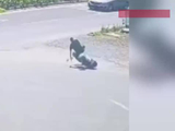 男子街头猝倒全身抽搐，过路车上冲下几人交替按压近3分钟救回，网友：天使空降！
