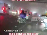 河北多地遭遇大风暴雨冰雹，20个壮汉合力堵门都差点被风顶开，屋顶被掀翻