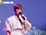 李宇春站在莲花里唱rap