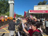 视频｜高考首日，温情相伴赴考场