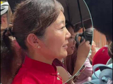 【2026高考现场直击】妈妈送考时首次穿旗袍 儿子考后深情拥抱妈妈