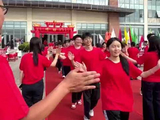 高考现场直击：高考出征！教师列队为高三学子送考助威