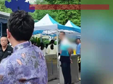 四川自贡考场外男老师穿紫旗袍，为考生高考加油：“紫”定能行