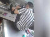 浙江一外卖店后厨男子穿鞋踩灶台，一旁紧挨着炒锅和备菜，当地市监局介入
