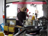 男子厨房烧饭脚滑碰到锅，被热汤泼下烫伤脖子和后背，惊险瞬间曝光