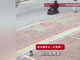 青岛一店主将一桶咸鸭蛋放店门口“晒油”，过路大爷顺手连桶“打包”拎走！店主发声
