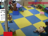 5岁罕见病男孩无法走路，为找妈妈竟奇迹般站起前行，母亲：看到监控才敢信