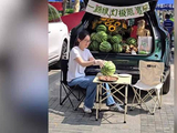 松弛感拉满！00后车主拉一车粽子西瓜陪表弟高考，邀请考场外家长们坐下吃瓜