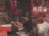 特朗普观战家乡球队尼克斯征战NBA总决赛 现场一根接一根狂炫薯条